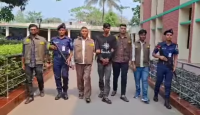নওগাঁয় এসপি বডিগার্ড পরিচয়ে চাদা দাবি, আটক প্রতারক